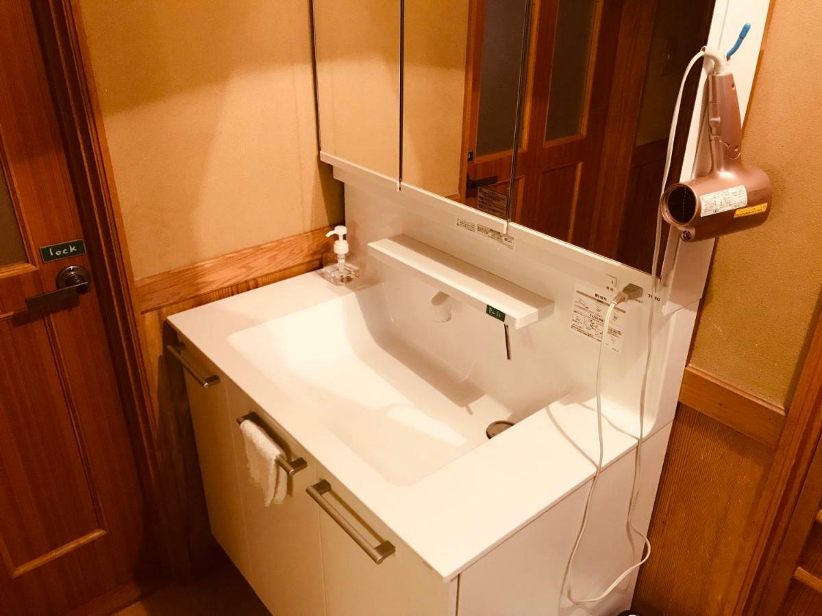 Ropeway St. Guesthouse Matsuyama  Bagian luar foto